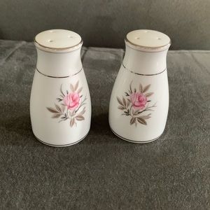 Noritake Japan 2pc Seasoning Shakers
